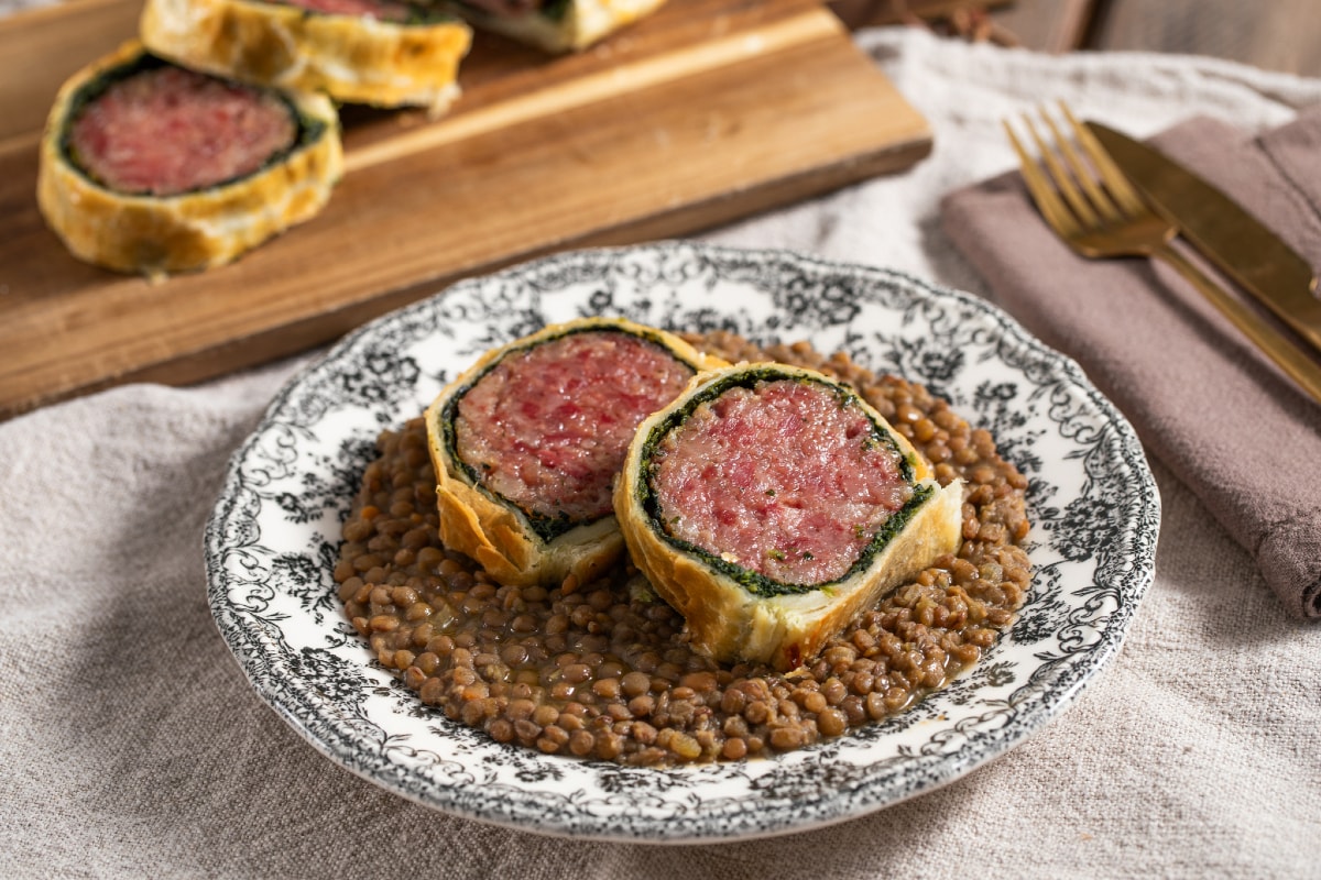 Cotechino em massa folhada com lentilhas
