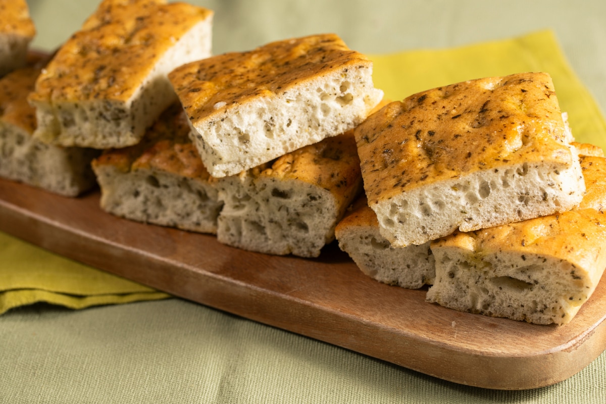 Focaccia sem glúten com ervas aromáticas