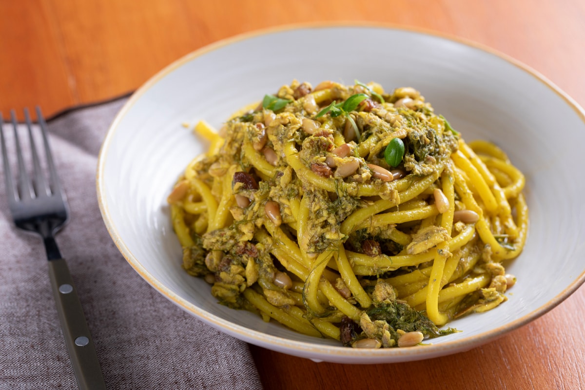 Bucatini com sardinha, uva-passa e pinoli