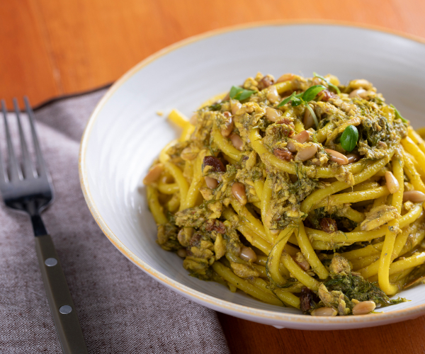 Bucatini com sardinha, uva-passa e pinoli