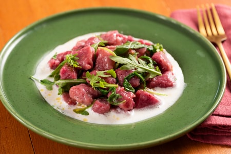 Nhoques de beterraba sobre fonduta de taleggio