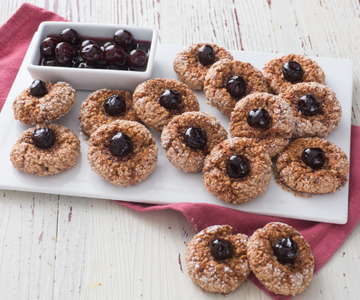 Amaretti com cerejas em calda