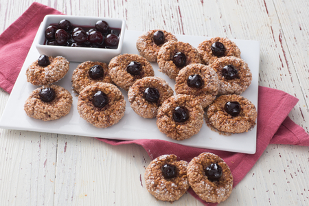 Amaretti com cerejas em calda