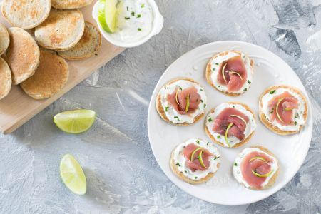 Blinis de trigo sarraceno com atum defumado
