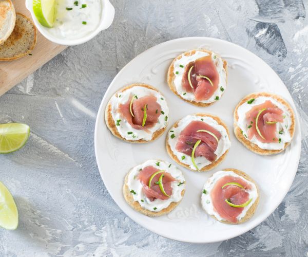 Blinis de trigo sarraceno com atum defumado