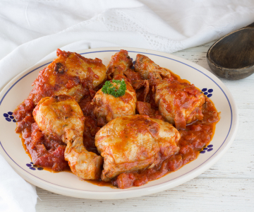 Frango com presunto cru ao tomate