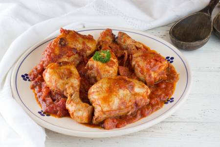 Frango com presunto cru ao tomate