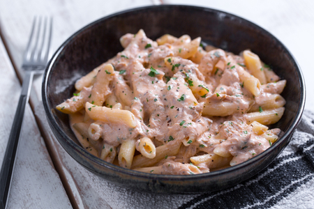 Penne ao molho cremoso com atum