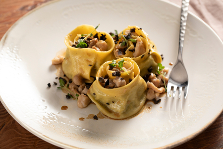 Pappardelle recheadas ao ragu de coelho