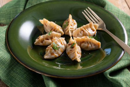 Ravioli chineses vegetarianos na frigideira