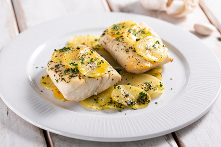 Peixe assado com batatas