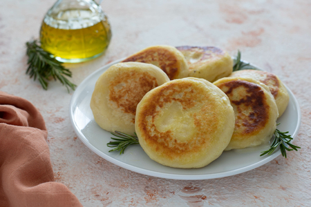 Pãezinhos de batata recheados com gorgonzola