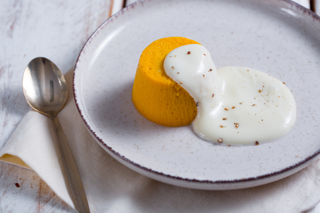 Pudim de abóbora com fonduta de gorgonzola