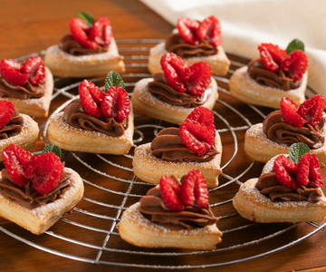 Corações de massa folhada com framboesas e creme de avelã