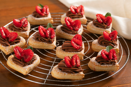 Corações de massa folhada com framboesas e creme de avelã