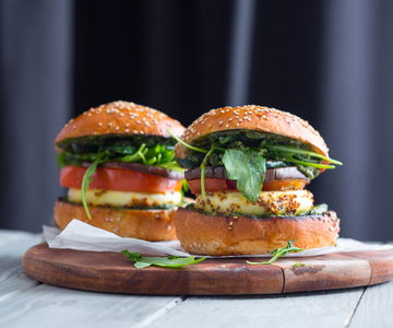 Tomino no BBQ com vegetais grelhados e mostarda