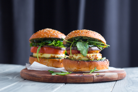 Tomino no BBQ com vegetais grelhados e mostarda