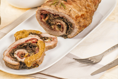 Rocambole de cerveja com speck e cogumelos