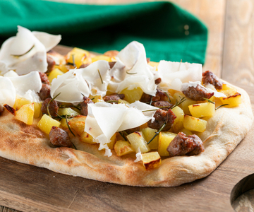 Pinsa com linguiça e batatas