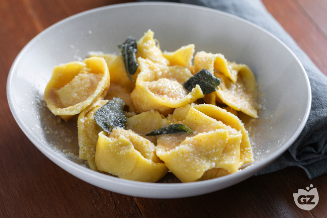 Tortelli di zucca fatti in casa con mostarda e scorza di limone