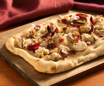 Pinsa com radicchio, speck e nozes