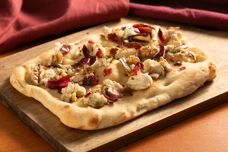 Pinsa com radicchio, speck e nozes