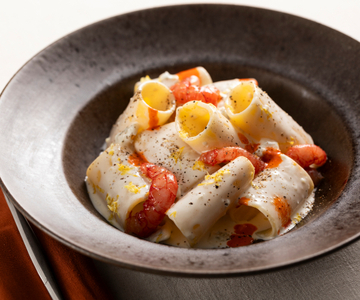 Paccheri com gorgonzola, pimenta e camarões vermelhos