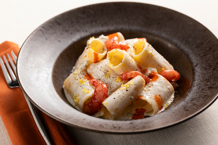Paccheri com gorgonzola, pimenta e camarões vermelhos