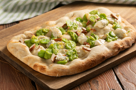 Pinsa com gorgonzola