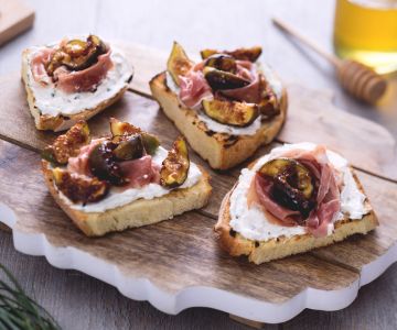 Bruschetta com figos e presunto cru doce