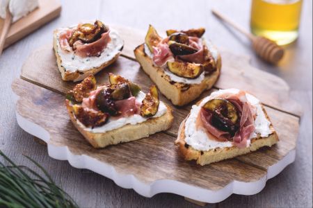 Bruschetta com figos e presunto cru doce