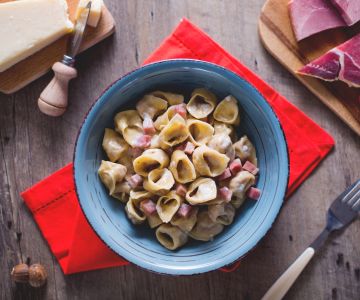 Tortellini com creme e presunto