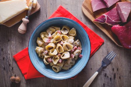 Tortellini com creme e presunto