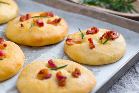 Focacinhas de alecrim com guanciale