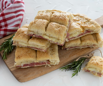 Focaccia rústica com salame e queijo