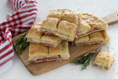 Focaccia rústica com salame e queijo