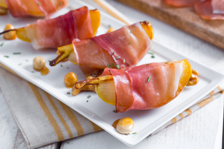 Pêras com speck e frutas secas