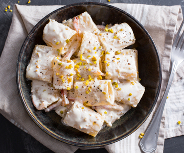 Paccheri cremosos com guanciale e pistache