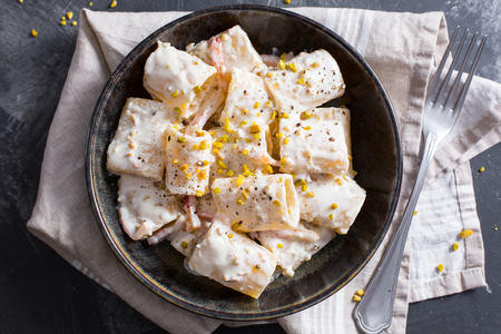 Paccheri cremosos com guanciale e pistache