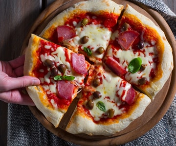 Pizza com salame e azeitonas