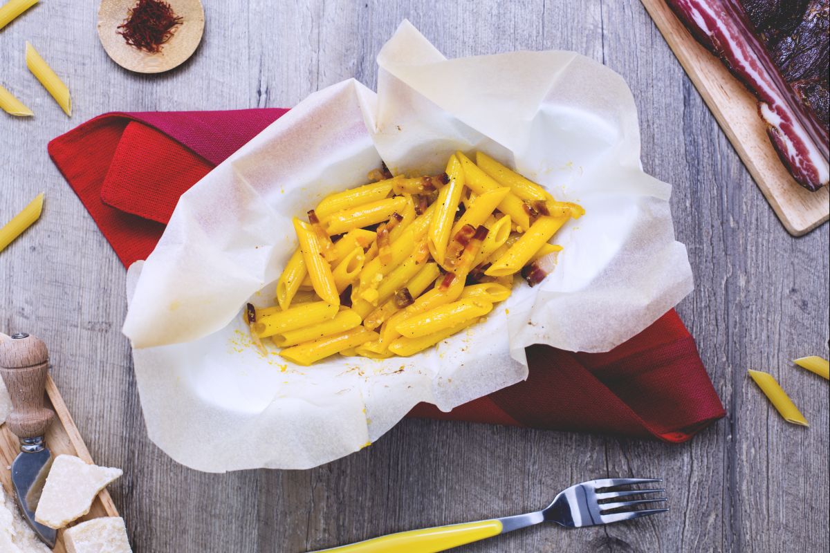 Penne ao açafrão no papillote