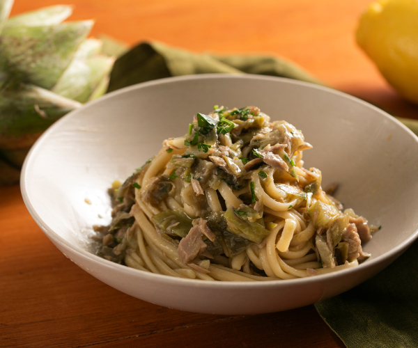 Massa com alcachofras, atum e limão