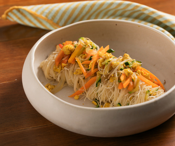 Espaguete de arroz com legumes