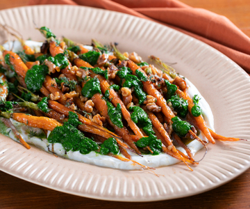 Cenouras assadas com mel, queijo de cabra e molho verde