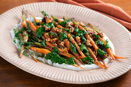 Cenouras assadas com mel, queijo de cabra e molho verde
