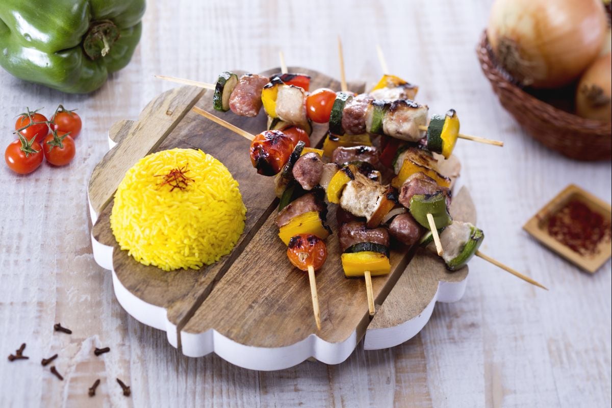 Espetinhos rústicos com arroz de açafrão