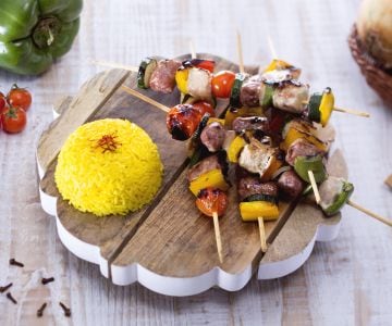Espetinhos rústicos com arroz de açafrão