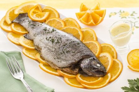 Truta salmonada à laranja