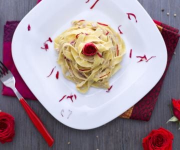 Tagliatelle com pétalas de rosa