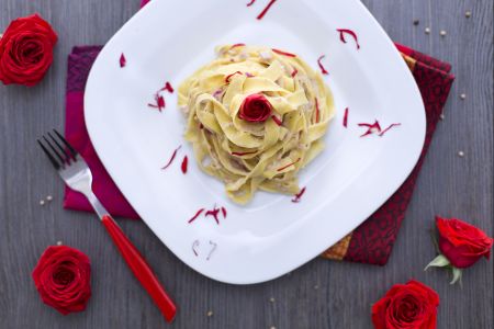 Tagliatelle com pétalas de rosa